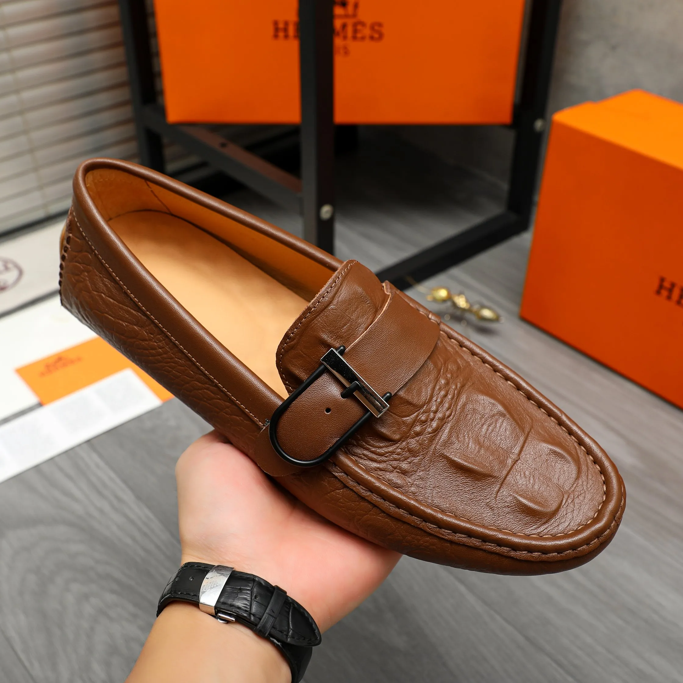P380 Product trademark: HERMES "Hermes" casual slip-on men's shoes Regular size: 38-44 Product material: Selected crocodile pattern cowhide upper, pigskin lining, rubber outsole